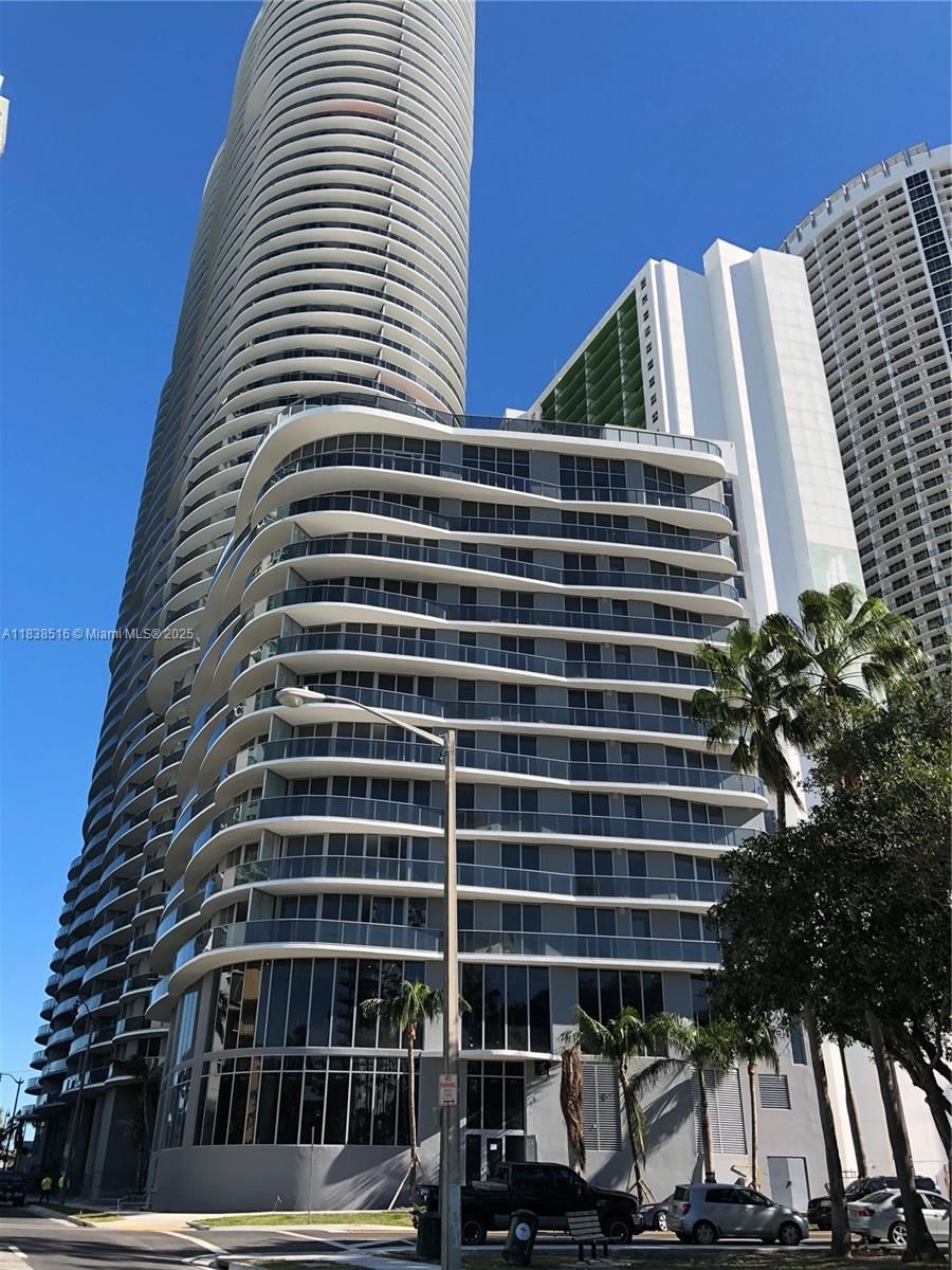 1000 Brickell Plz, #2805