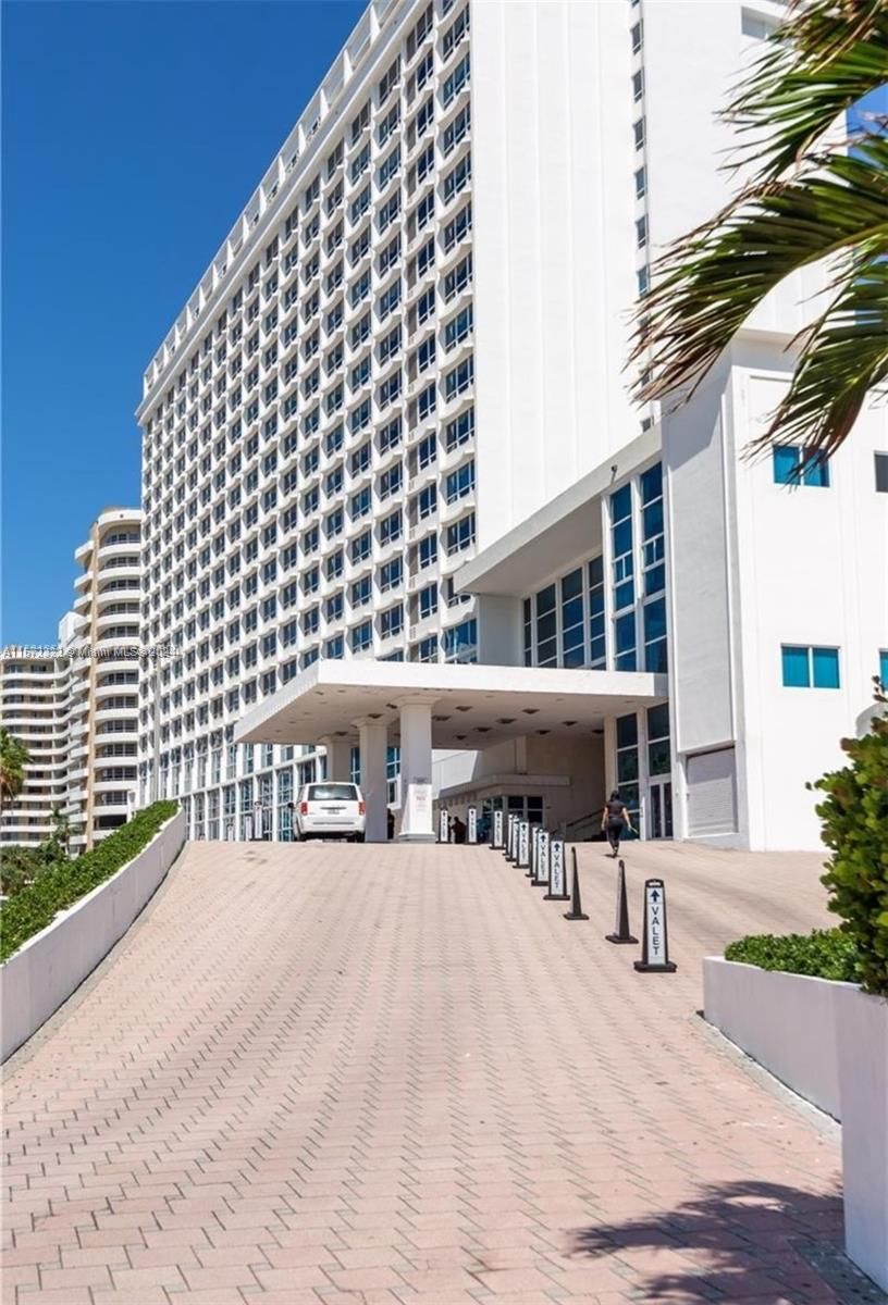 5445 Collins Ave, #517